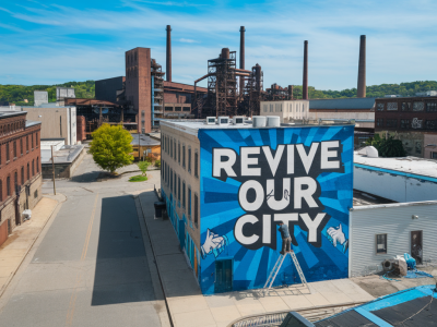 Quel plan concret un maire peut-il lancer pour revitaliser une ville après la fermeture d'une usine sans dépendre des subventions nationales?